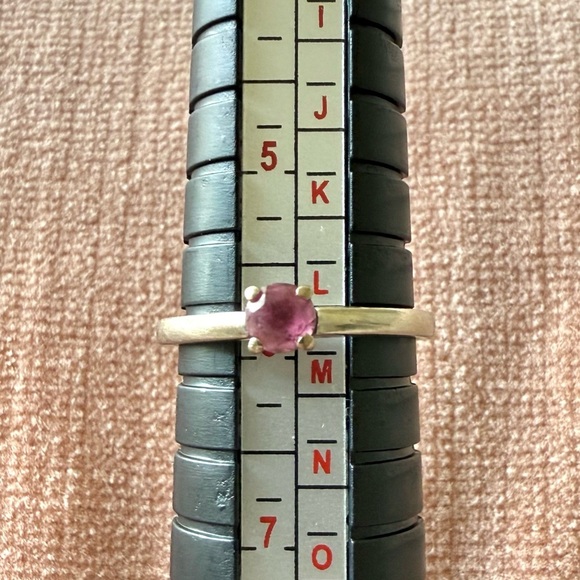 Elegant Gold Ring with Pink Gemstone - Picture 1 of 7